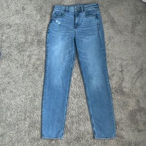 American eagle meduim wash mom jeans
